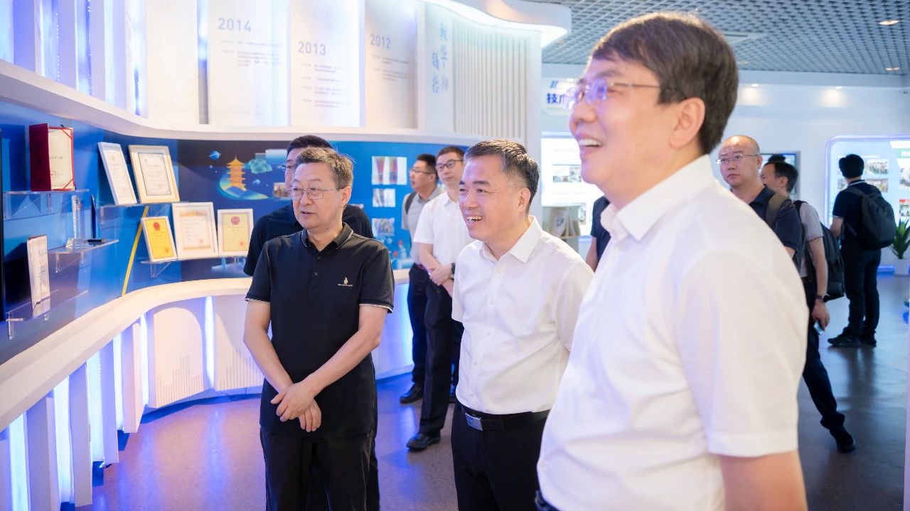 �A�S��W(xu��)�hί��(sh��)ӛ�����i���ϰ���ί��(sh��)ӛ����ɭһ�Ё�(l��i)��˾�����{��